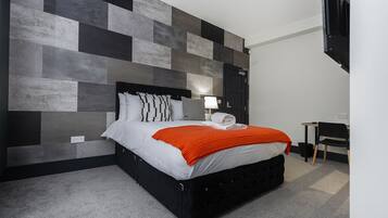 6 bedrooms, desk, iron/ironing board, free WiFi