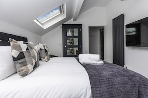 6 bedrooms, desk, iron/ironing board, free WiFi