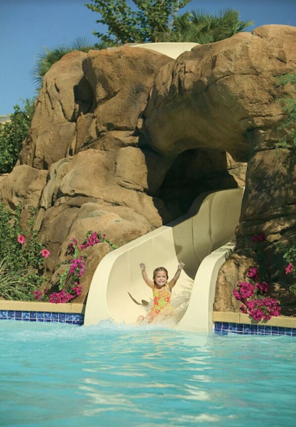 Alberca al aire libre y alberca climatizada