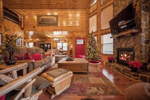 TV, fireplace, offices - Country Cabana -Swimming Pool/Hot Tub/Sleeps 10 (Broken Bow)