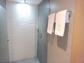 Dusche, Regendusche, kostenlose Toilettenartikel, Handtücher