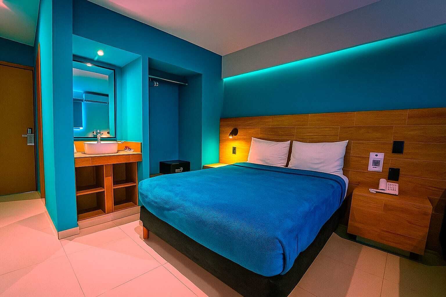 Ein modernes Schlafzimmer mit einem großen Bett, einem Holzkopfstück und einer eingebauten Nachttischschublade.