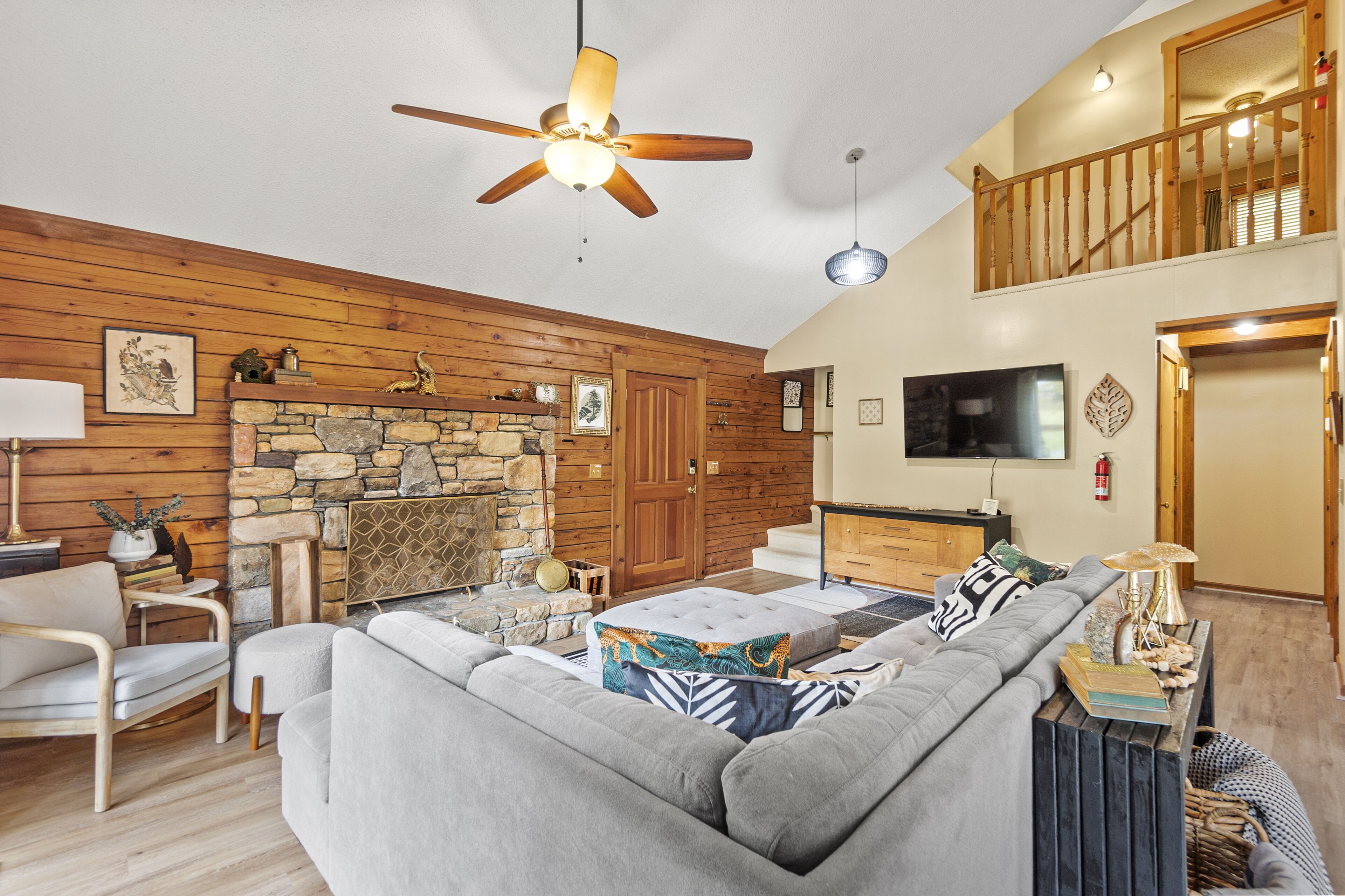 Eastmoor Retreat 4 Bedroom Log Cabin 15 Minutes to Asheville, EV charger