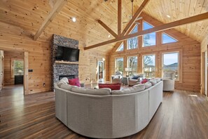 Een smart-tv, een open haard, videogames en tafelvoetbal