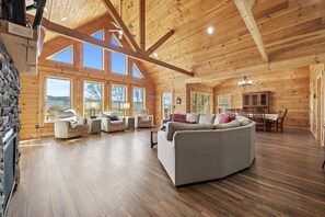 Een smart-tv, een open haard, videogames en tafelvoetbal