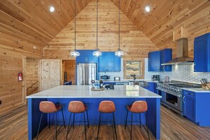 Fridge, microwave, oven, stovetop - Sunshine Hill - 4 Bedroom, 3.5 Bath - Hot Tub, Arcade - 20 min to Asheville (Fairview)