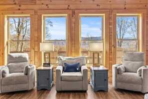 Een smart-tv, een open haard, videogames en tafelvoetbal