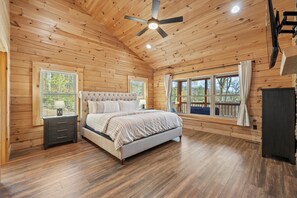 4 slaapkamers, een strijkplank/strijkijzer, reisbedje, gratis wifi