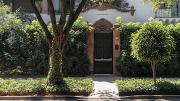 Vista frontal de la propiedad