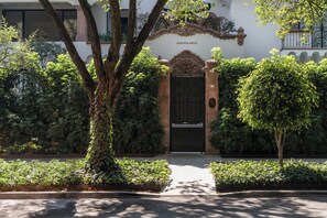 A gated entrance with a wrought iron gate and a sign reading "CASA POLANCO". - Casa Polanco Hotel Boutique (Mexico City)