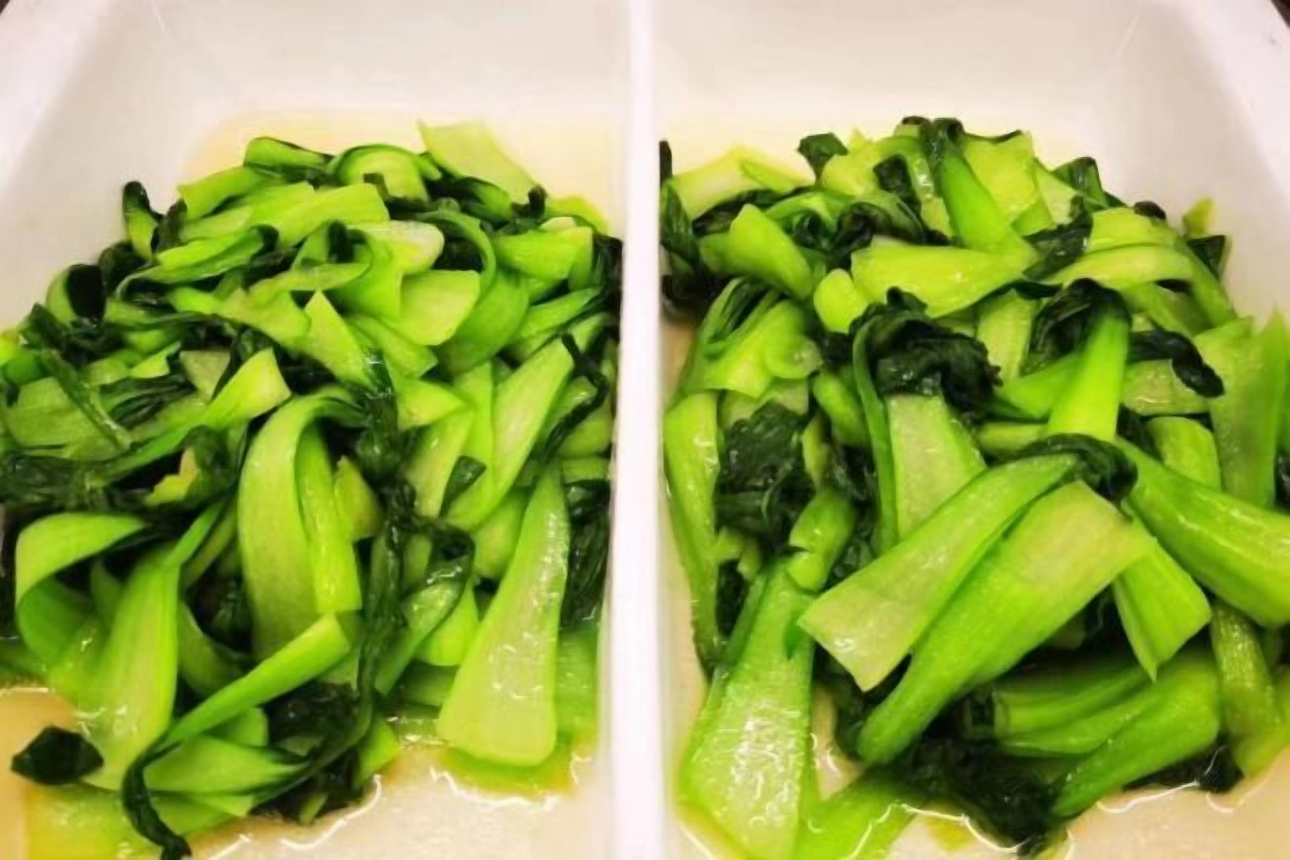 Recipiente rectangular blanco lleno de vegetales verdes picados, probablemente bok choy, en un líquido.