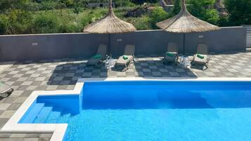 Piscina a l'aire lliure i gandules