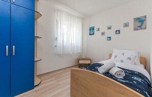 3 bedrooms, travel crib, free WiFi, bed sheets
