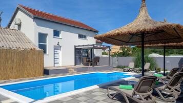 Piscina a l'aire lliure i gandules