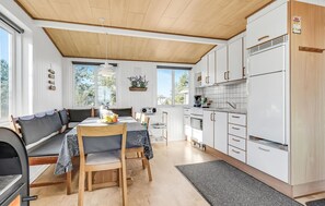 Jääkaappi, liesi, kahvin-/teenkeitin