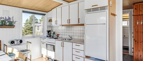 ثلاجة، موقد طهي مسطح، ماكينة لصنع القهوة/الشاي