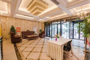 A lobby with a checkered floor, a round table, sofas, and a chandelier. - Shangcheng lijingyuan Hotel (Shangcheng)