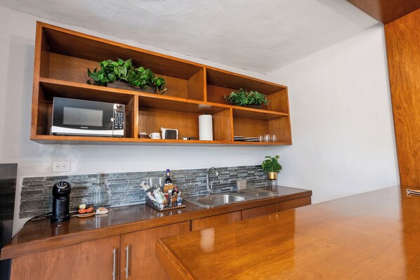 Premium Suite, 1 King Bed with Sofa bed, Refrigerator & Microwave, Pool View | Private kitchen - Kuxtal Hotel Boutique (Mérida)