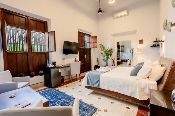 Deluxe Room, 1 King Bed, Refrigerator, Garden View