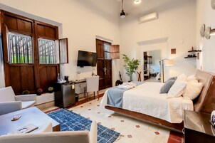 Deluxe-herbergi - 1 stórt tvíbreitt rúm - kæliskápur - útsýni yfir garð | Rúmföt úr egypskri bómull, rúmföt af bestu gerð, dúnsængur