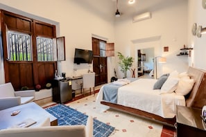 Chambre Deluxe, 1 très grand lit, réfrigérateur, vue jardin | Draps en coton égyptien, literie de qualité supérieure