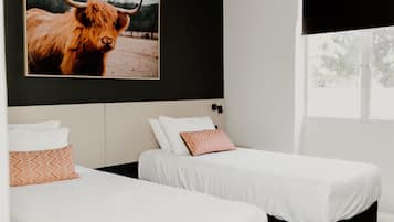 Studio, 2 Single Beds | Premium bedding, desk, iron/ironing board, WiFi