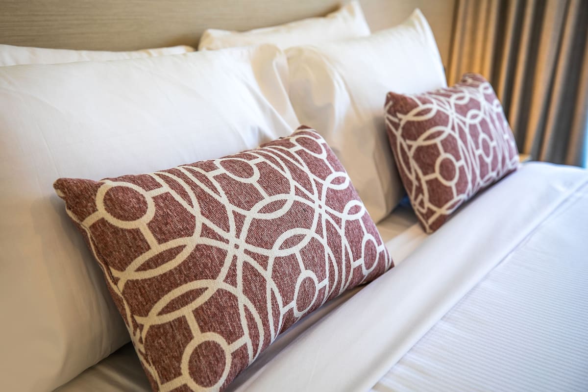 Ropa de cama de alta calidad y escritorio