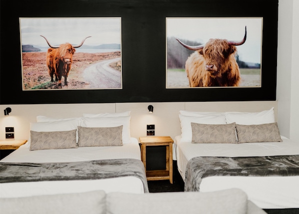 Estudio, 2 camas de matrimonio | Ropa de cama de alta calidad, escritorio, tabla de planchar con plancha