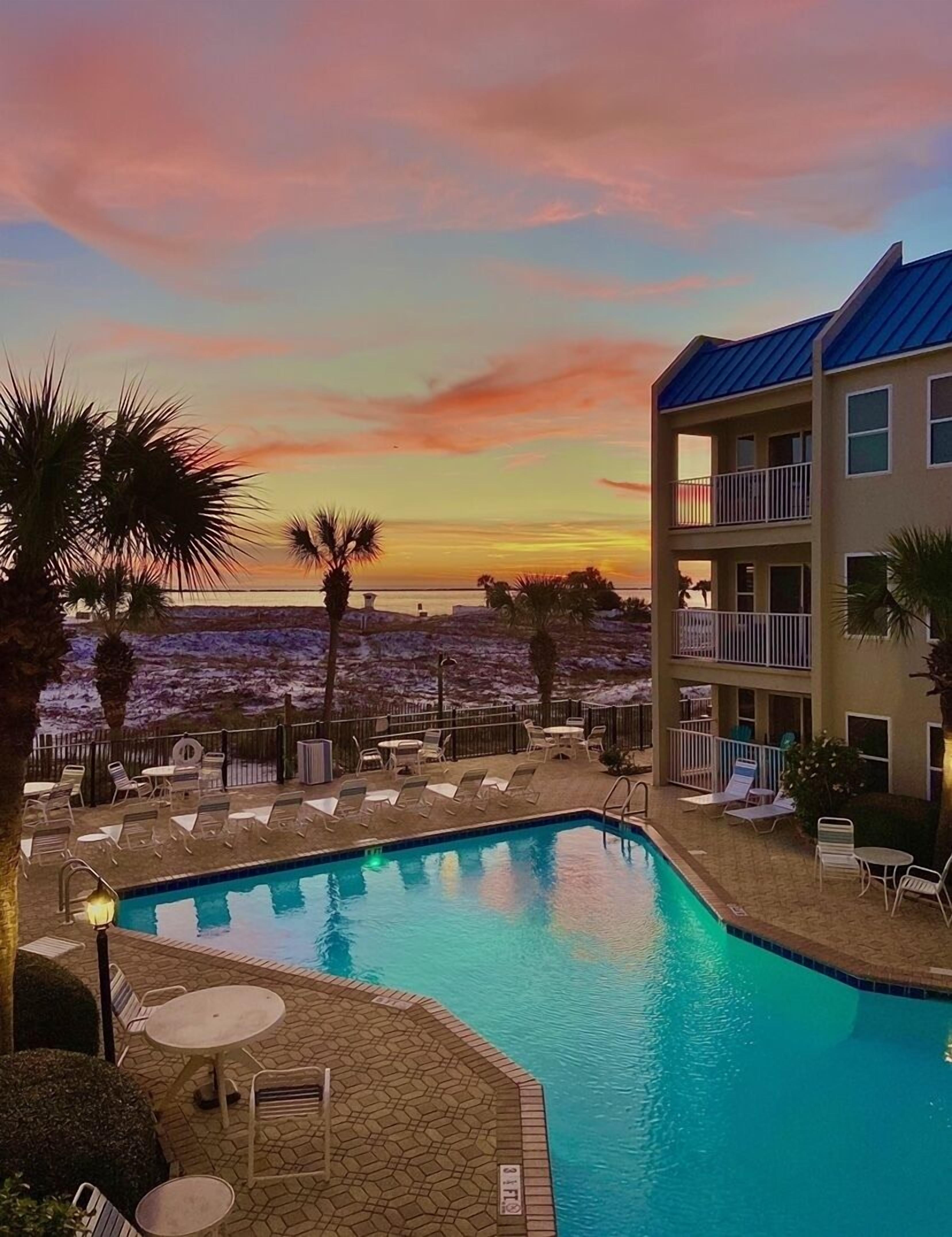 Poolside Villas 203- Pool View on 2nd floor, Near Beach~Golf included daily