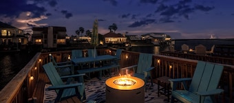 Townhome on the water. Sleeps8. Pet friendly!