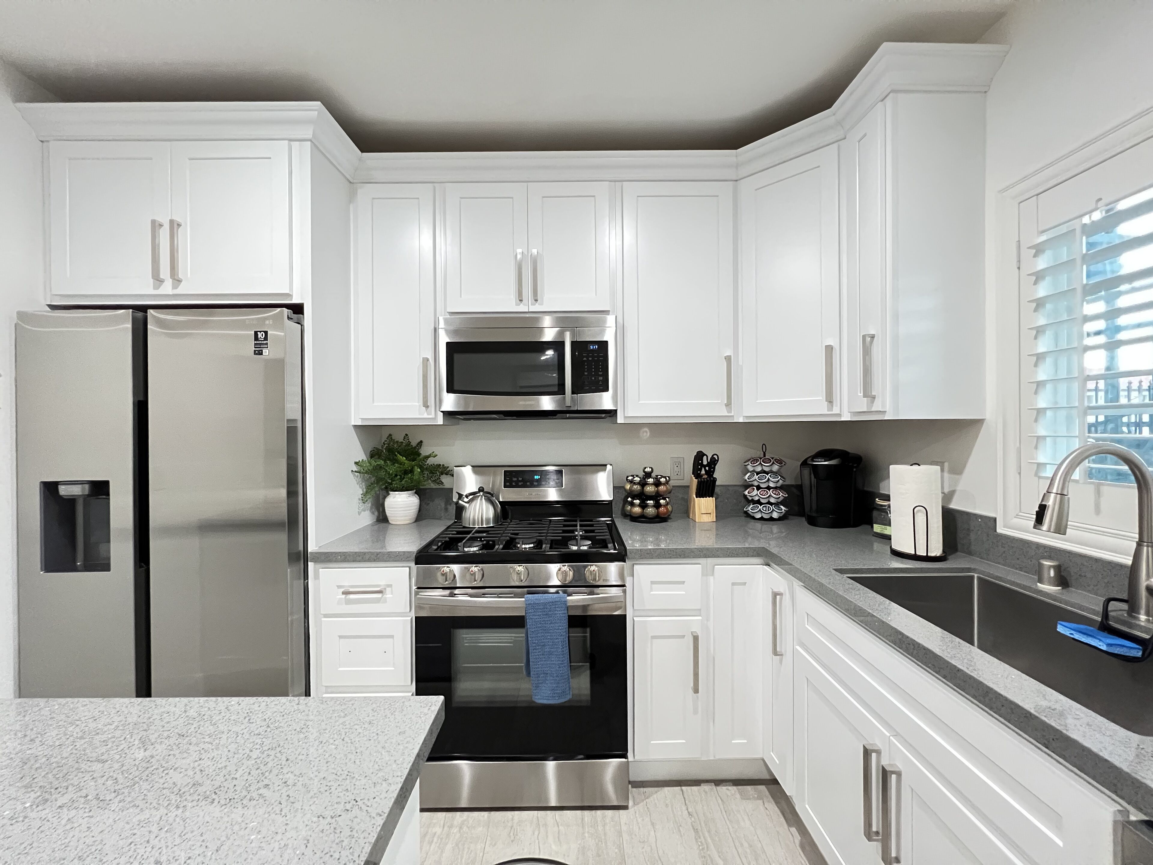 Geladeira, micro-ondas, fogão, cooktop