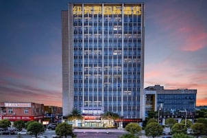 Un hotel de gran altura con fachada moderna de vidrio, múltiples pisos y una entrada destacada con marquesina.