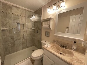 Regadera, toallas, papel de baño 
