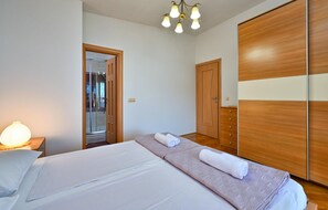 3 bedrooms, in-room safe, travel cot, free WiFi - 3 bedroom gorgeous home in Pag (Pag)