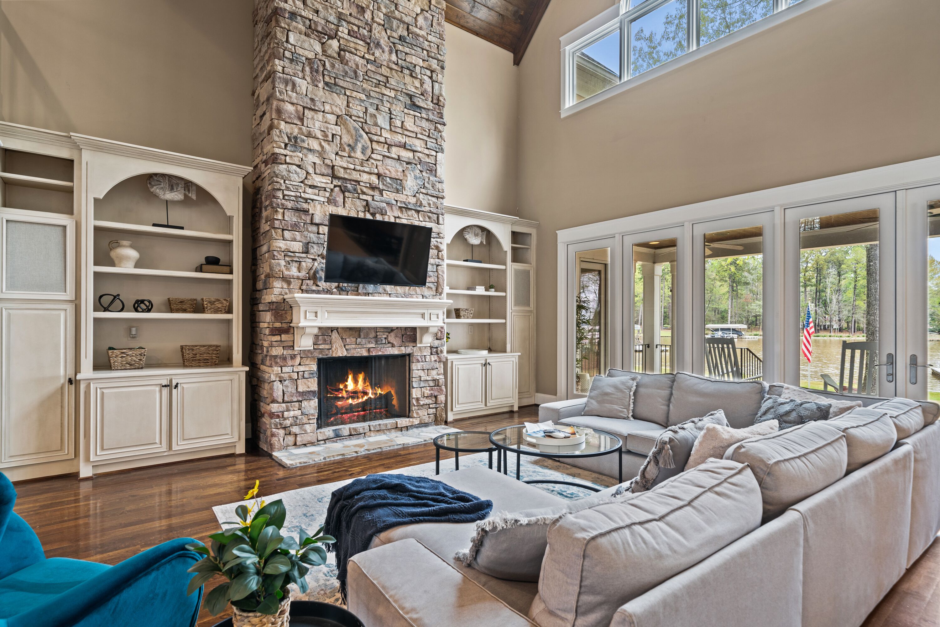 Älytelevisio, takka, DVD-soitin, tietokoneen näyttö