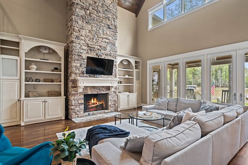 Lakefront with Pool, Hot tub, Pontoon Boat & Movie Theatre