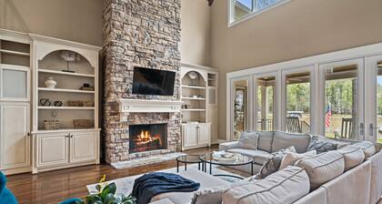 Lakefront with Pool, Hot tub, Pontoon Boat & Movie Theatre