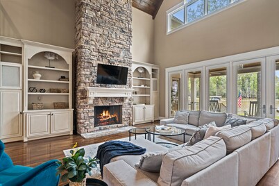 Lakefront with Pool, Hot tub, Pontoon Boat & Movie Theatre