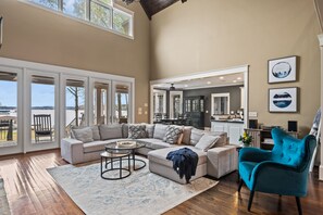 Een smart-tv, een open haard, een dvd-speler en een computerscherm