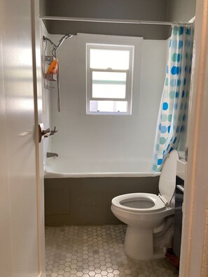 Combined shower/tub, towels, soap, shampoo