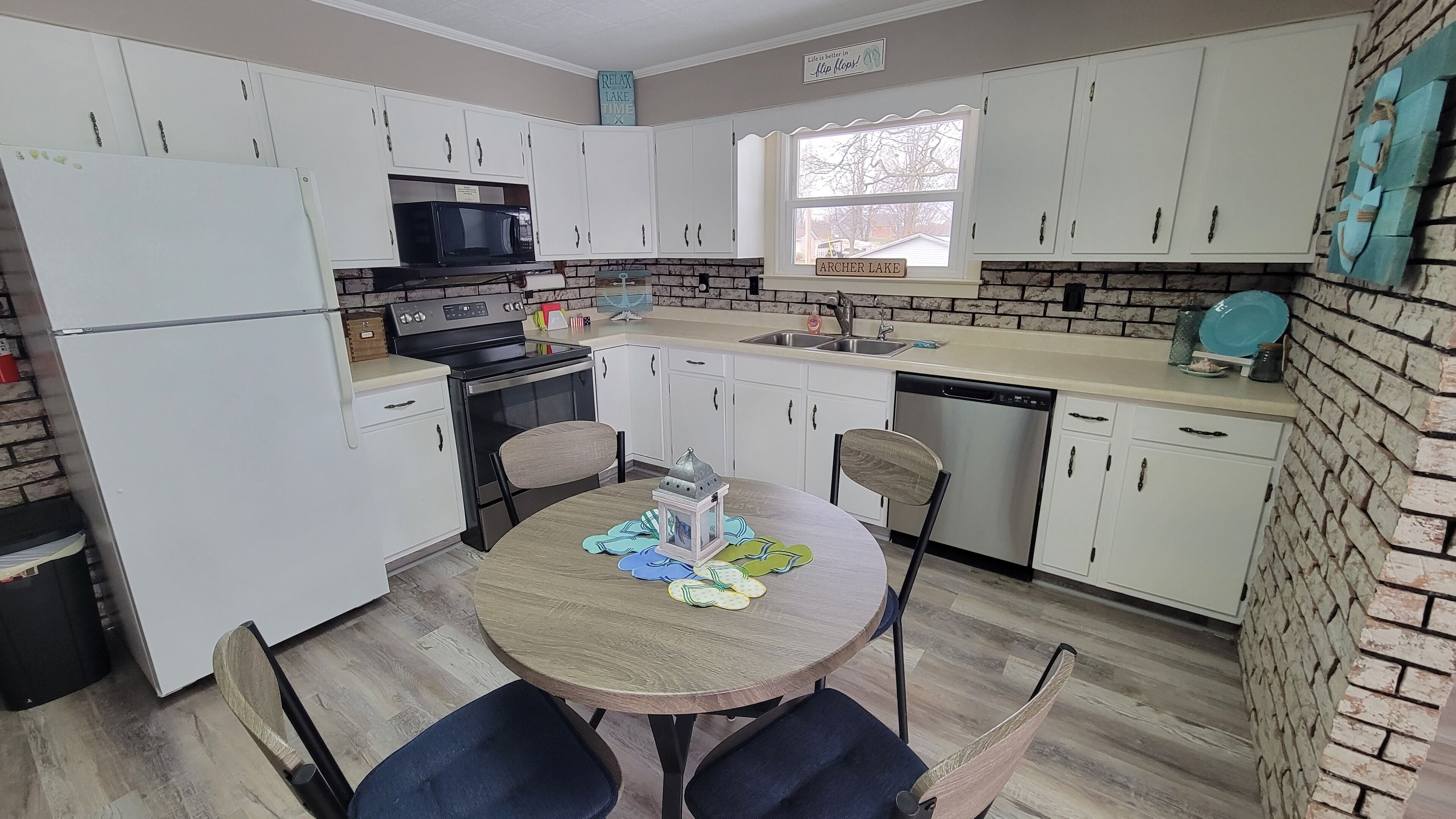 Book your 2024 Lake Front Vacation Now!! -Pontoon for Rent-