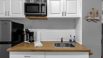 Kühlschrank, Mikrowelle, Wasserkocher mit Kaffee-/Teezubehör, Toaster