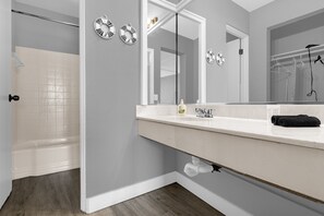 Badewanne, umweltfreundliche Kosmetikartikel, Haartrockner, Handtücher