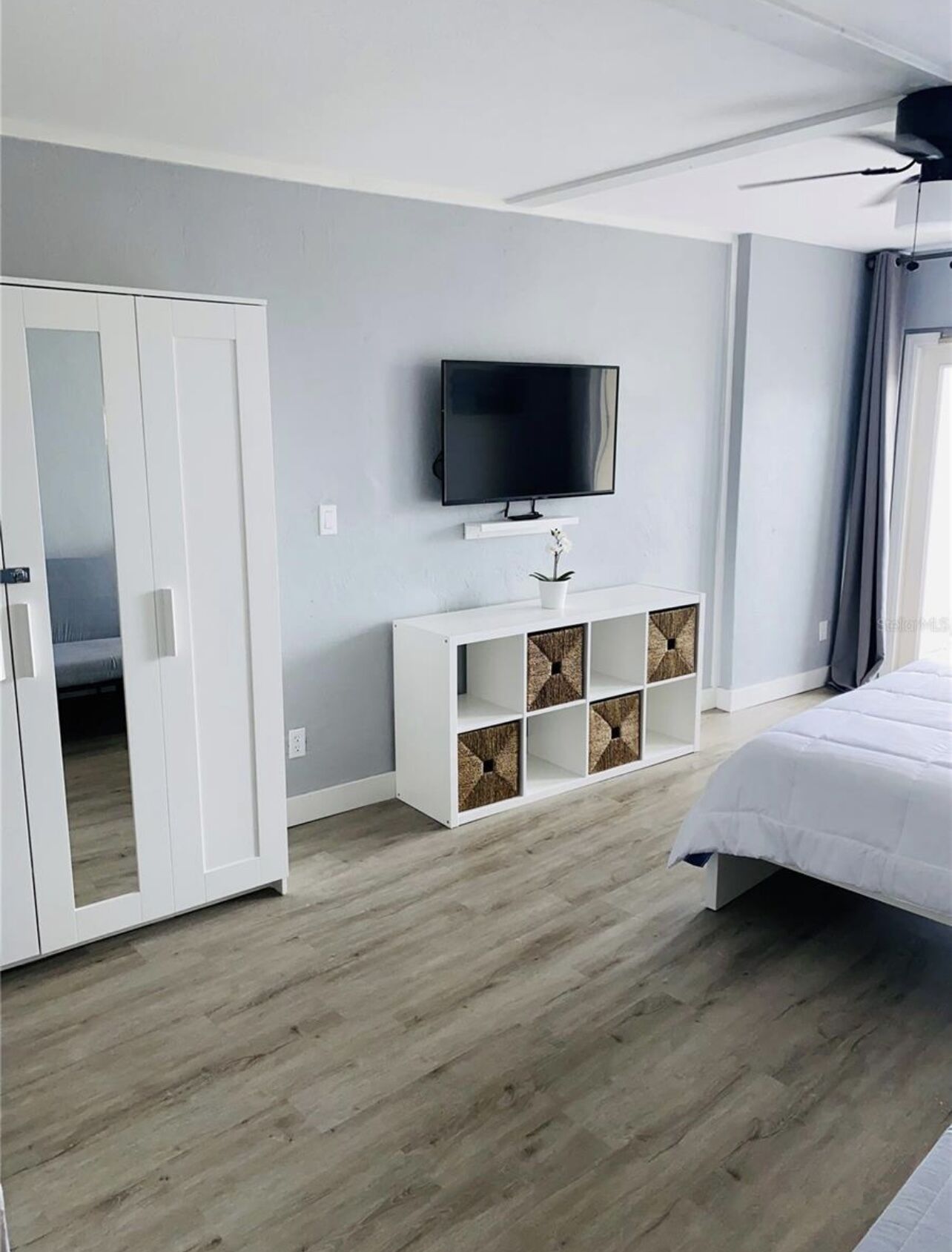 *Oceanfront Balcony Condo* Steps away from the beach with direct beach access! 