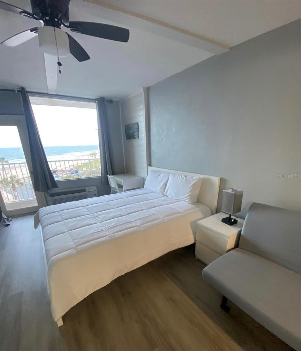 *Oceanfront Balcony Condo* Steps away from the beach with direct beach access! 