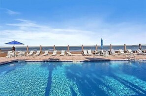 Una piscina cubierta, una piscina al aire libre