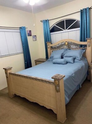 1 habitación, tabla de planchar con plancha, wifi gratis y ropa de cama 