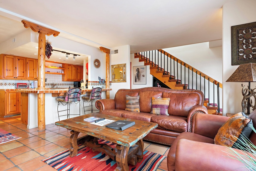 Fort Marcy 15 | Walk To Plaza | Kiva Fireplace | Full Kitchen | Hot Tub | Pool | 2 Levels - Santa Fe, NM