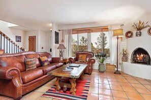 Una Smart TV, una chimenea, un reproductor de DVD, libros