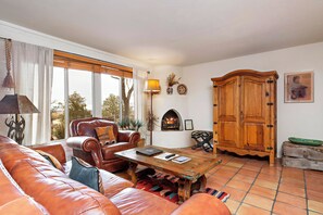 Smart TV, fireplace, DVD player, books - Fort Marcy 15 | Walk to Plaza | Kiva Fireplace | Full Kitchen | Hot Tub | Pool | 2 Levels (Santa Fe)